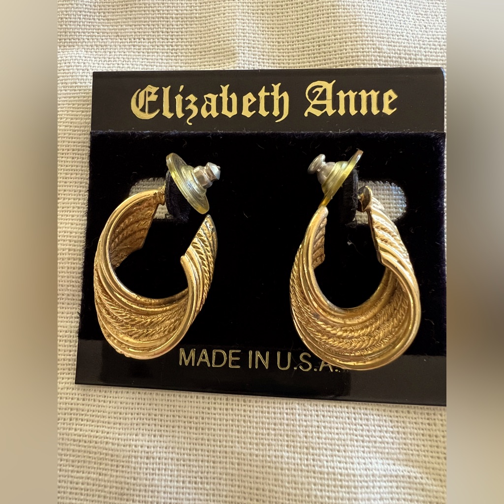 Elizabeth Anne Vintage Pierced Earrings. Gold Earrings.